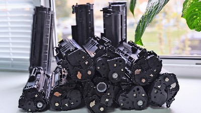 千庫網(wǎng)_辦公室窗臺上堆放的打印機墨盒_攝影圖編號11262590